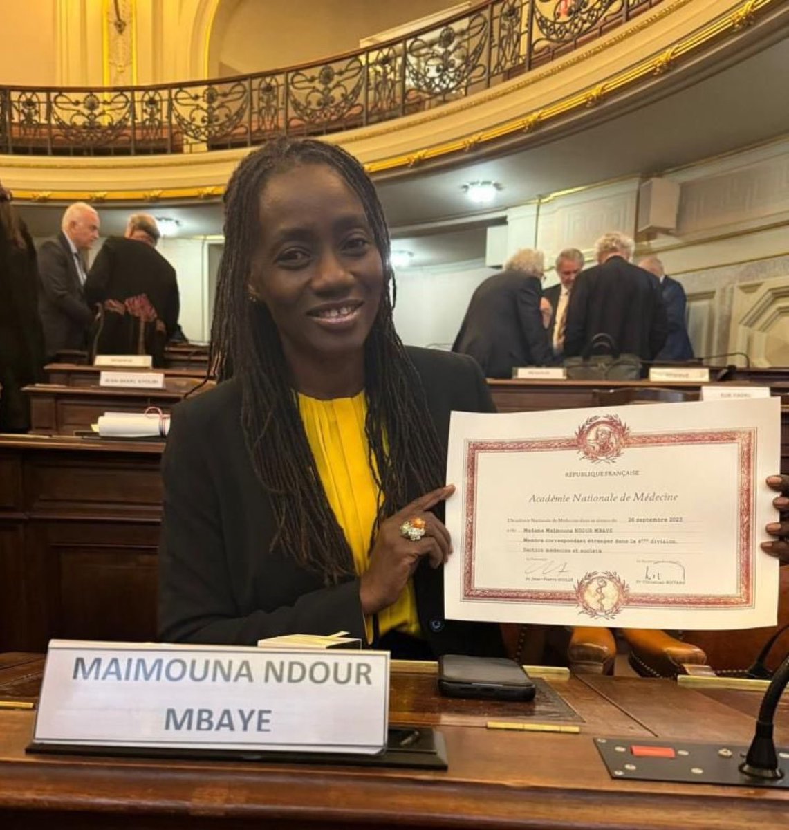 UCAD_Senegal's tweet photo. #CONSECRATION✨
Félicitations à Pr Maimouna NDOUR qui vient d’intégrer la prestigieuse et sélective Académie française de Médecine comme Membre Correspondant étranger
Elle est ainsi la 1e femme d’Afrique de l’Ouest à siéger dans cette institution
Pr Ndour est Professeur titulaire de Médecine Interne à l'Université Cheikh Anta Diop de Dakar. Chef de Service de Médecine Interne et Directrice du Centre national de Diabétologie.
Elle est également spécialiste en santé publique avec une grande expérience en Afrique et en Europe dans les domaines de la recherche, des bonnes pratiques cliniques et de la gestion du pied diabétique et d'autres complications des maladies métaboliques, et la représentante régionale de Diabetic Foot International pour l'Afrique francophone.
#UCAD est fière !
#kebetu #compublique #senegal #comdigitale #FMPO #medecine #diabetologie @AhmadouAlyMbaye @kharounatalla @Praminataniang