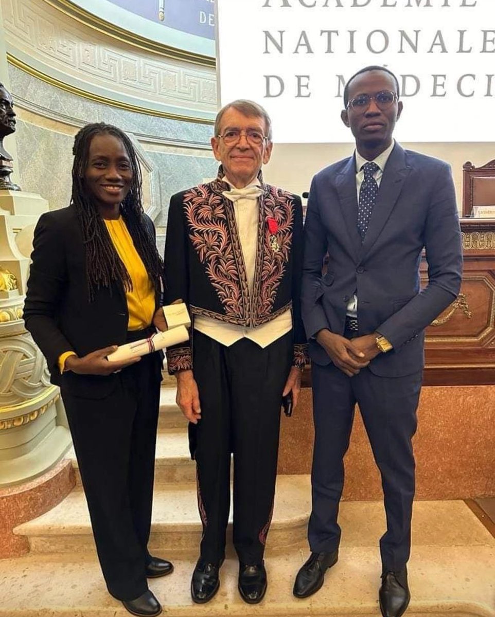 UCAD_Senegal's tweet photo. #CONSECRATION✨
Félicitations à Pr Maimouna NDOUR qui vient d’intégrer la prestigieuse et sélective Académie française de Médecine comme Membre Correspondant étranger
Elle est ainsi la 1e femme d’Afrique de l’Ouest à siéger dans cette institution
Pr Ndour est Professeur titulaire de Médecine Interne à l'Université Cheikh Anta Diop de Dakar. Chef de Service de Médecine Interne et Directrice du Centre national de Diabétologie.
Elle est également spécialiste en santé publique avec une grande expérience en Afrique et en Europe dans les domaines de la recherche, des bonnes pratiques cliniques et de la gestion du pied diabétique et d'autres complications des maladies métaboliques, et la représentante régionale de Diabetic Foot International pour l'Afrique francophone.
#UCAD est fière !
#kebetu #compublique #senegal #comdigitale #FMPO #medecine #diabetologie @AhmadouAlyMbaye @kharounatalla @Praminataniang