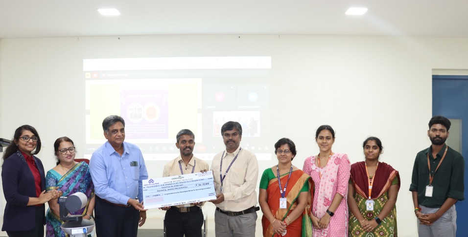 ABLEST_SASTRA's tweet photo. @SASTRAUniv faculty receive I prize in Nutrition Hackathon for developing 3D printer capable of printing with 30+ ingredients in under 300secs.@Muralipm &amp; Jananom Natural Nutrition presented the cash prize to Dr.M.Venkatesan, Dr. B.N.VedhaHari &amp; Dr.RamyaDevi @SVaidhyasubrama https://t.co/rxotQcHPWy