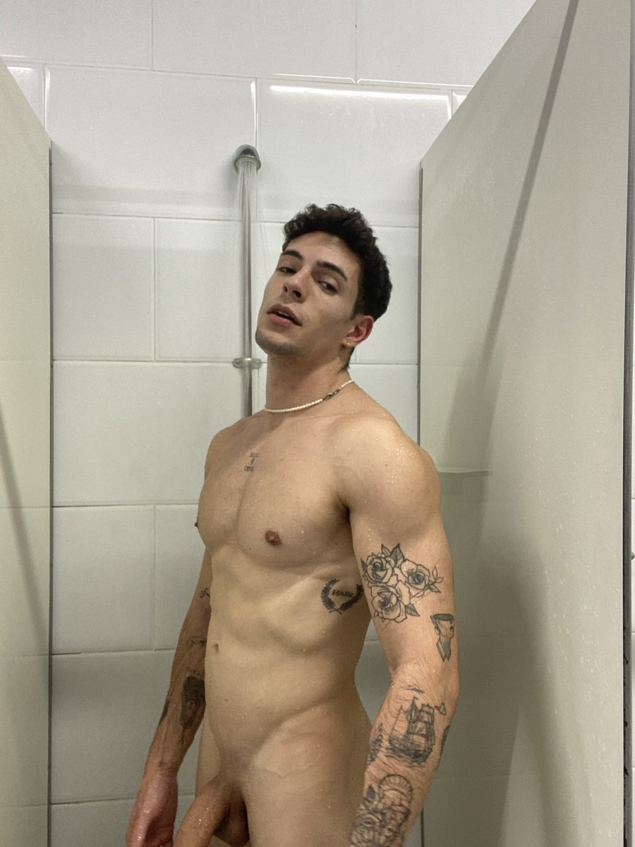 bernathillxxx's tweet photo. After gym 
https://t.co/ytiuf3KJB1 https://t.co/jhEtwTAnem