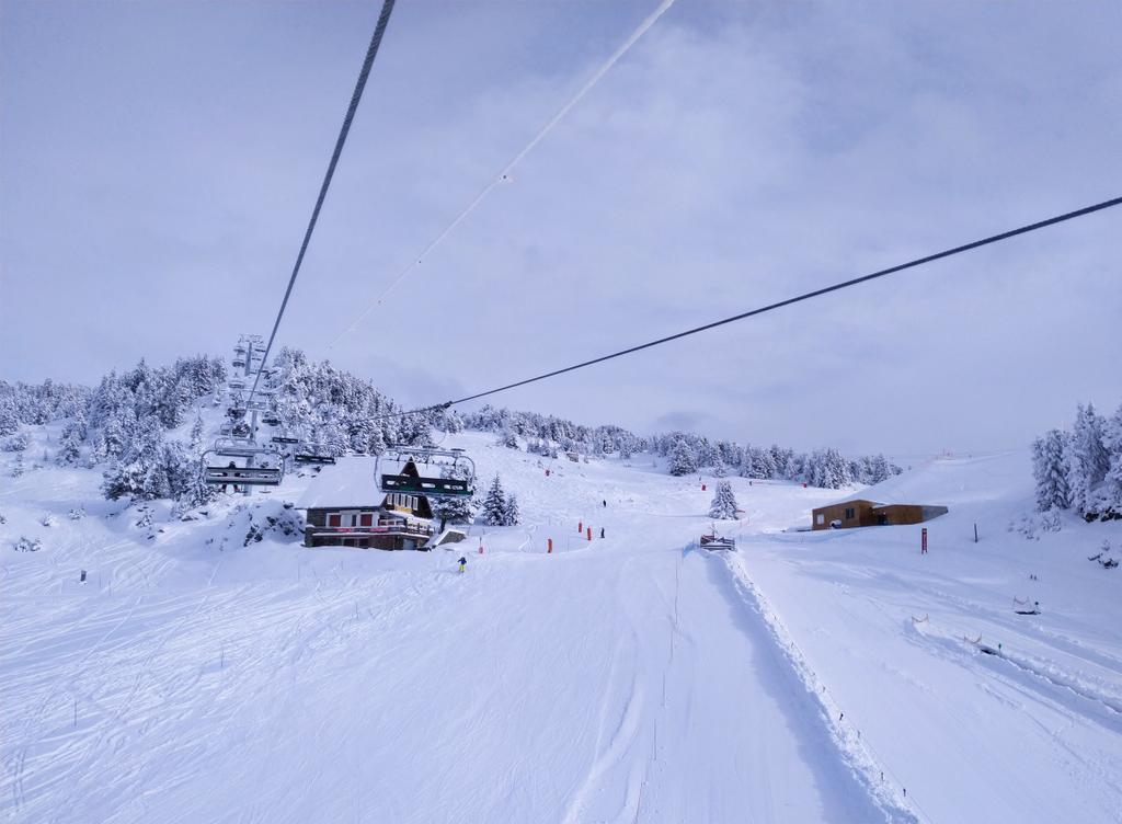 ChaletLaunael's tweet photo. Le Malamute (restaurant d'altitude) et le Tube Park de Roche Béranger 1750 sous quelques rayons de soleil ⛅ #Chamrousse #Isère #station #ski #luge #snowboard #restaurant #neige #snow https://t.co/QleZnUu8D3