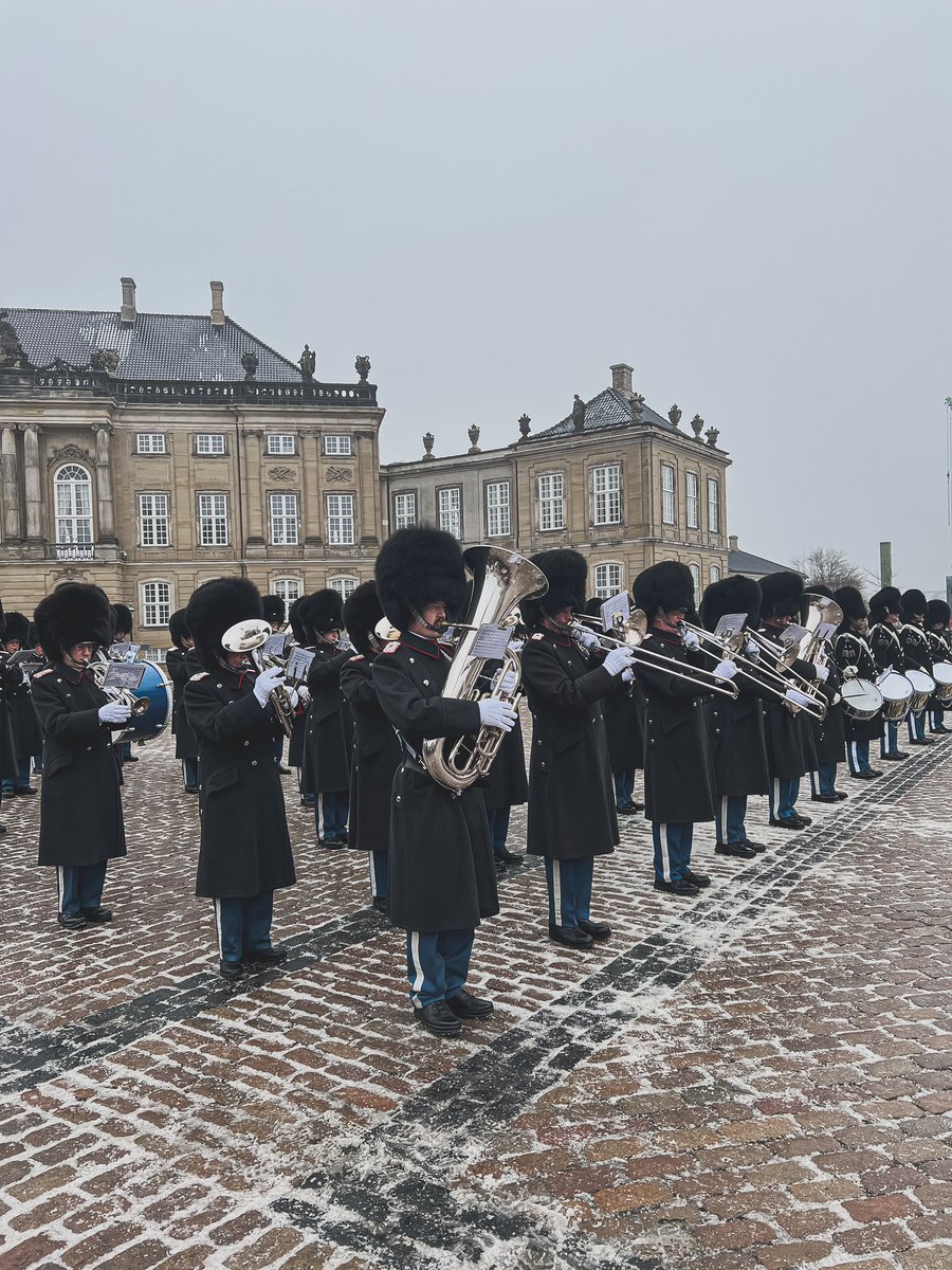 cordn3r's tweet image. Field trip with my class to the Queen’s residence, to see the changing of the guard ceremony. So cultural ✨#Amalienborg