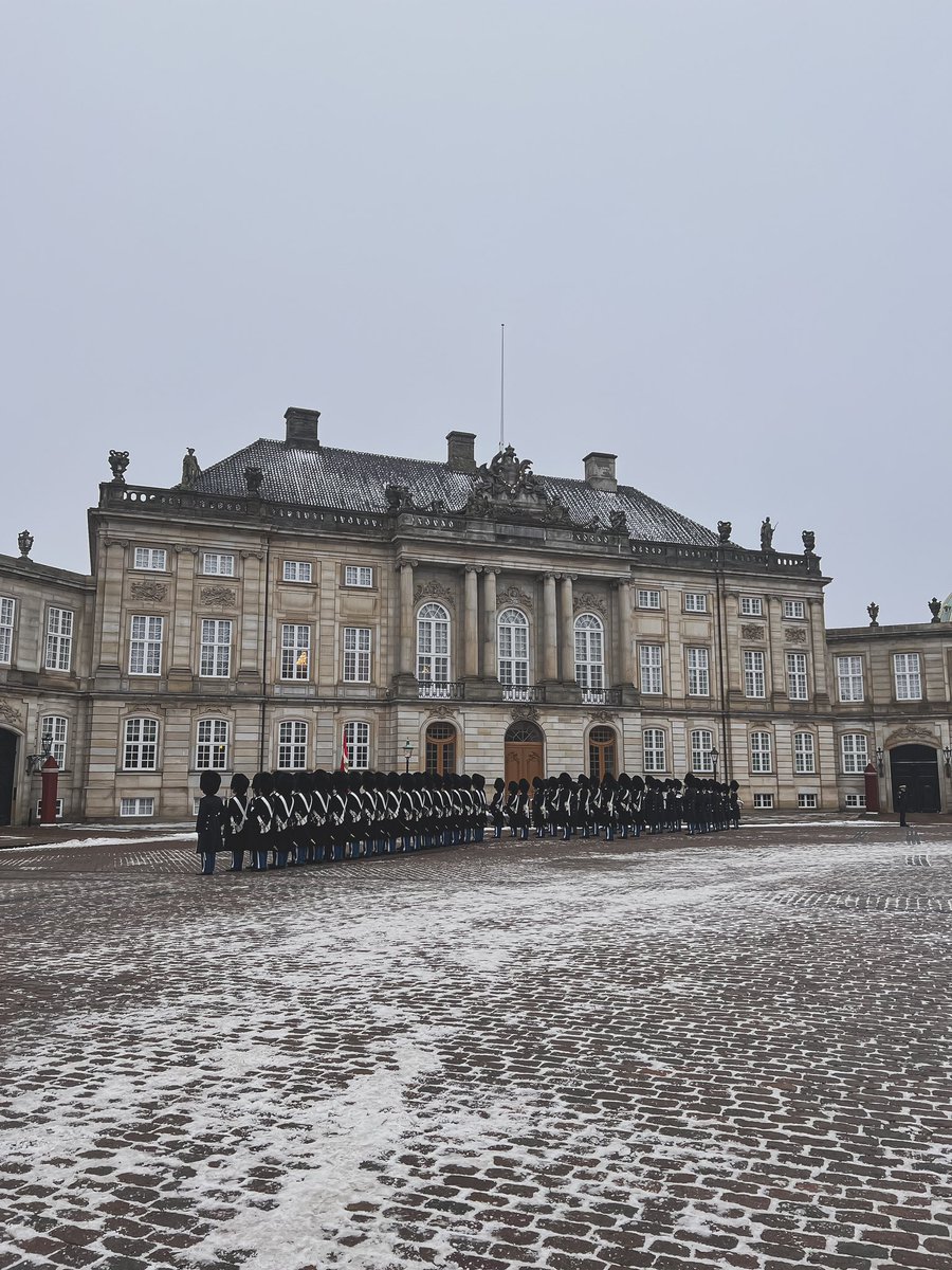 cordn3r's tweet image. Field trip with my class to the Queen’s residence, to see the changing of the guard ceremony. So cultural ✨#Amalienborg
