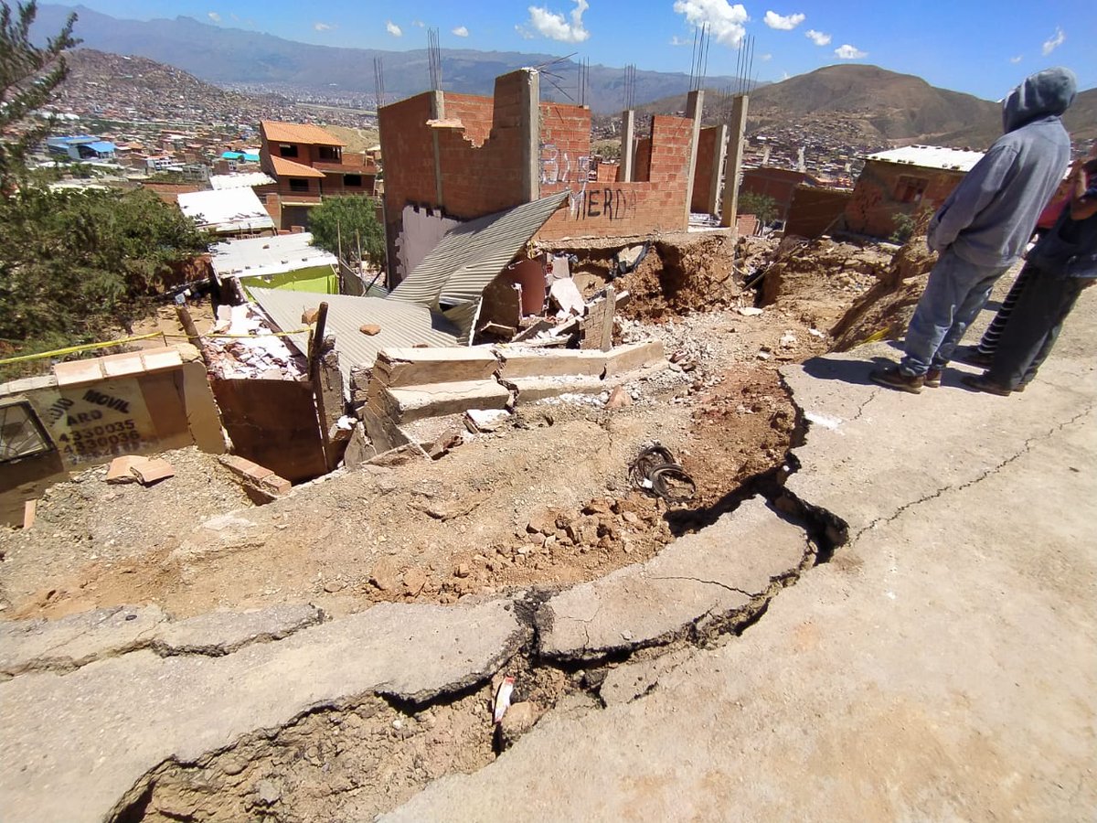 grupoeldeber's tweet photo. En Takoloma, zona sur de Cochabamba, las casas se caen por fallas geológicas. Se observan promontorios de tierra y escombros en la zona; según los vecinos, los propios afectados, hay unos 150 domicilios derrumbados. Foto APGNoticias
#ElDeber #Cochamba https://t.co/i6wsnf8UI5