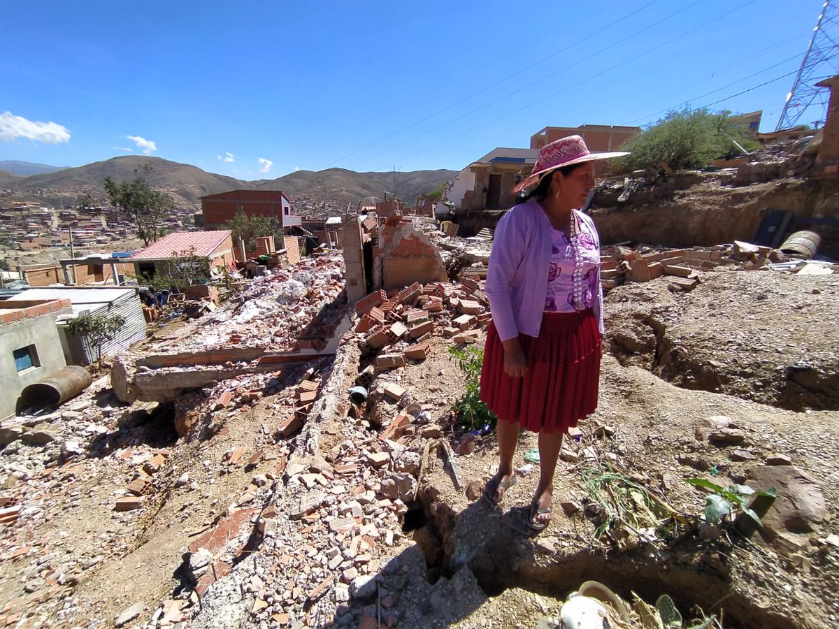grupoeldeber's tweet photo. En Takoloma, zona sur de Cochabamba, las casas se caen por fallas geológicas. Se observan promontorios de tierra y escombros en la zona; según los vecinos, los propios afectados, hay unos 150 domicilios derrumbados. Foto APGNoticias
#ElDeber #Cochamba https://t.co/i6wsnf8UI5