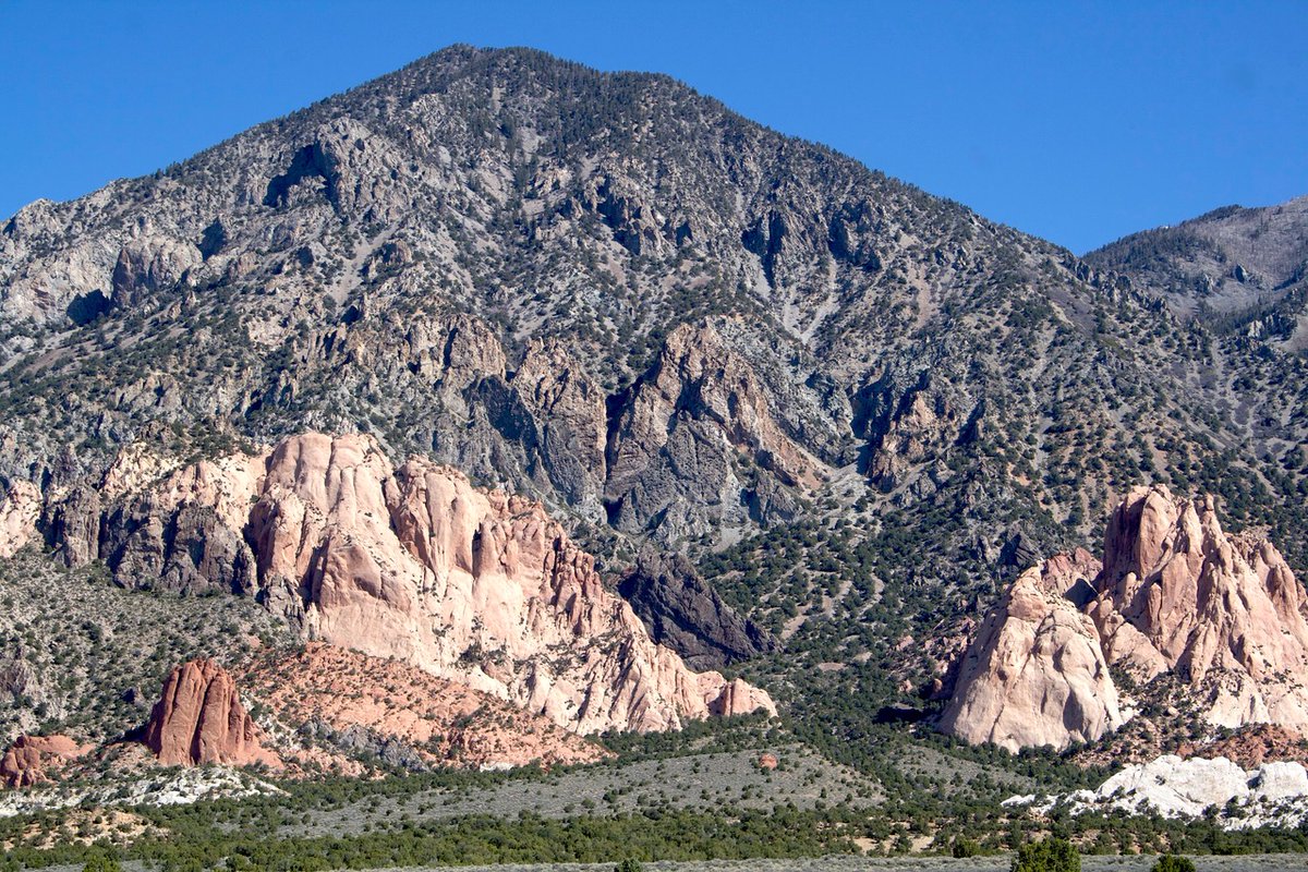 AZGeology's tweet photo. Mt. Hillers #Laccolith. 2 of 3.  A closer view of the southern side of Mt. Hillers - note difference in color between the bright sedimentary Navajo Sandstone and the darker intrusive rock composed of diorite porphyry. Mt. Hillers was emplaced approximately 29.1 to 29.6 Ma https://t.co/TkGv5p5LOK