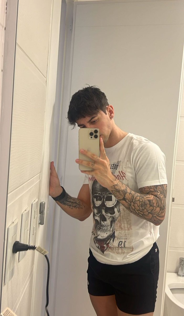 Robleis07's tweet photo. 𝗠𝗲 𝗽𝗲𝘀𝗮𝗻 𝗹𝗮𝘀 𝗯𝗼𝗹𝗮𝘀 𝗴𝗲𝗻𝘁𝗲. https://t.co/xQgPYHKedl