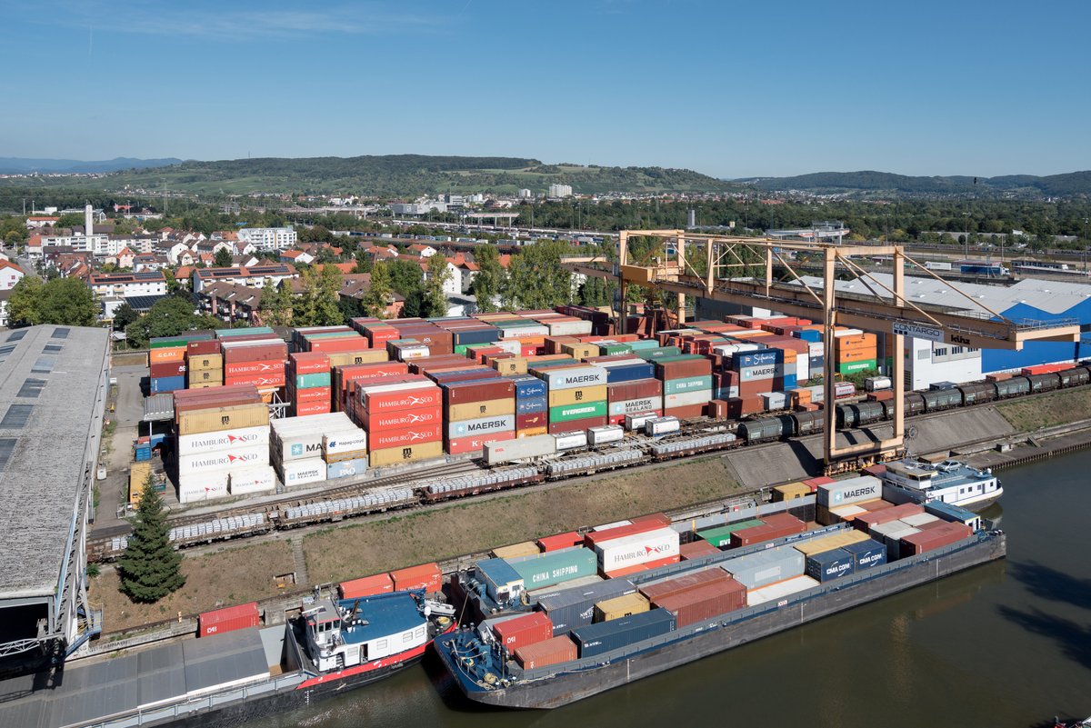 GatewayBasel's tweet photo. Der Bundesrat hat heute entschieden, dass er den Güterverkehr auf Schiene und Schiff stärken will: «Zentral für die Erschliessung neuer Marktpotenziale und die Steigerung der Effizienz (…) im Kombinierten Verkehr (…) ist die Realisierung des Projekts Gateway Basel-Nord.»👏
#gbn https://t.co/ZFMSbn5A4c