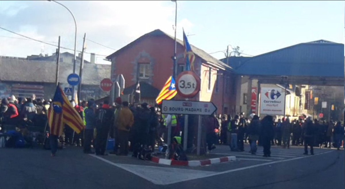 AlertaSolidaria's tweet photo. ⚠️ Condemnat en Roger de Cerdanya!!!

Encausat pels @mossos per participar d'un tall de la carretera de Puigcerdà, durant la Vaga General del 21F2019

En Roger va plantar el jutge el dia del judici i seguirà sense col·laborar amb la justícia espanyola!
✊TOT EL NOSTRE SUPORT!!! https://t.co/6A2ouumHJT