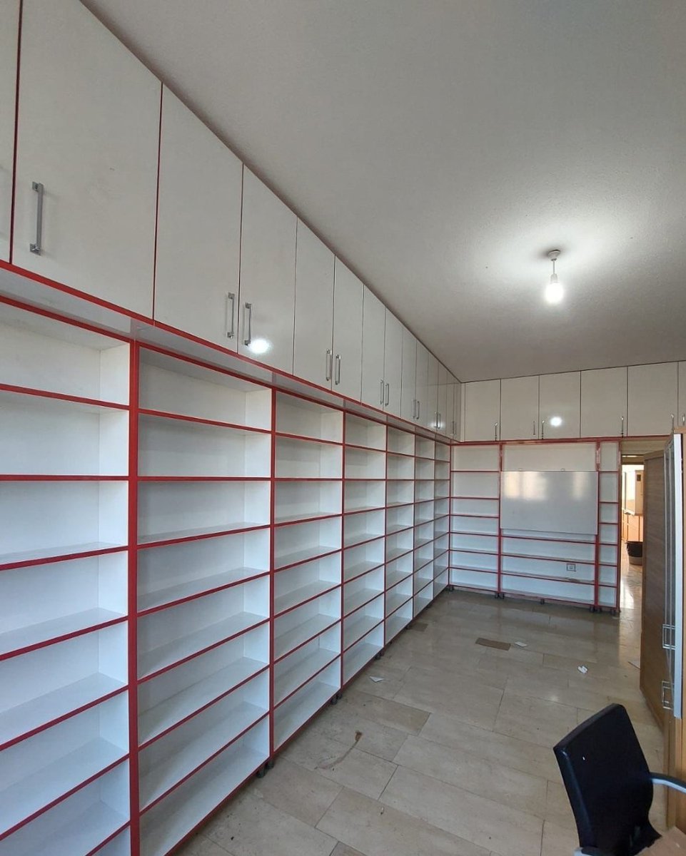 GurkaynakGonenc's tweet photo. Şanlıurfa'daki köy okulumuza kütüphane yaptırdık. Yeni bitti. Ilk anda 220 kitap gönderdik ama binlerce kitaplık yerimiz var, ihtiyaç var. 

Anaokulu, ilkokul ve ortaokul, aynı adreste. 5 - 13 yaş arası icin kitap bekleriz. Tek kitap bile orada ziyan olmayacak. Ben de kefilim, okulumuzun müdürü de kefil. Kütüphane yapılırken etrafında dönüp duran ve hayaller kuran cıvıl cıvıl gözleri görseydiniz, okumayı bitirdiğiniz gibi elinizde uygun olabilecek ne kitap varsa gönderirdiniz. Hadi lütfen öyle yapın. Bundan daha kıymetli bağış yok. Kitap bekliyoruz. Daha iki ay evvel bizzat oradaki okulumuzdaydım. Öğretmen, asker, doktor, avukat, mühendis, ressam, polis, hakim, pilot olacağını haykıran heyecanlı gözler bilgi alabilecekleri satırları bekliyorlar. 

Twitter bugüne kadar bir tek depremde köylere yardım götürdüğüm sırada herkes bana bilgi, ihtiyac ve irtibat iletirken gerçek anlamda işime yaradı. Şimdi bir defa daha, umarım, Şanlıurfa'nın okul ve kütüphane yaptırdığım bir köyüne hepimiz el birliğiyle kanaatimiz olan uygun kitapları yağdırırken işe yarayacak.

Bu gönderiyi retweet ederek daha fazla kişiye ulaşmasına vesile olursanız minnettar olurum.

Adres: Göktepe İlkokulu, Göktepe Köyü Yolu, 63290 Şanlıurfa Merkez, Şanlıurfa.