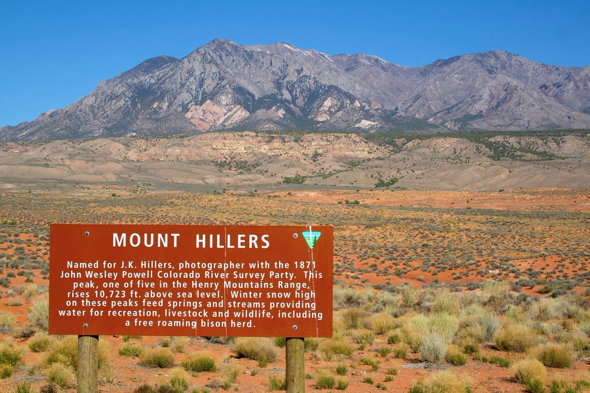 AZGeology's tweet photo. Mt.  Hillers - part of the Henry Mountains #Laccolith, south central Utah –  an invited post by Arizona geologist and geoeducator Wayne Ranney. 1 of 3. Mt. Hillers (elev. 10,722 ft. or 3268 m) viewed from the southeast west of Utah State Highway 276 near Bullfrog Marina. https://t.co/hwWMo4uMmk