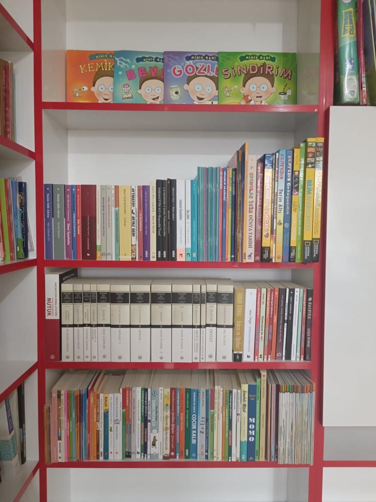 GurkaynakGonenc's tweet photo. Şanlıurfa'daki köy okulumuza kütüphane yaptırdık. Yeni bitti. Ilk anda 220 kitap gönderdik ama binlerce kitaplık yerimiz var, ihtiyaç var. 

Anaokulu, ilkokul ve ortaokul, aynı adreste. 5 - 13 yaş arası icin kitap bekleriz. Tek kitap bile orada ziyan olmayacak. Ben de kefilim, okulumuzun müdürü de kefil. Kütüphane yapılırken etrafında dönüp duran ve hayaller kuran cıvıl cıvıl gözleri görseydiniz, okumayı bitirdiğiniz gibi elinizde uygun olabilecek ne kitap varsa gönderirdiniz. Hadi lütfen öyle yapın. Bundan daha kıymetli bağış yok. Kitap bekliyoruz. Daha iki ay evvel bizzat oradaki okulumuzdaydım. Öğretmen, asker, doktor, avukat, mühendis, ressam, polis, hakim, pilot olacağını haykıran heyecanlı gözler bilgi alabilecekleri satırları bekliyorlar. 

Twitter bugüne kadar bir tek depremde köylere yardım götürdüğüm sırada herkes bana bilgi, ihtiyac ve irtibat iletirken gerçek anlamda işime yaradı. Şimdi bir defa daha, umarım, Şanlıurfa'nın okul ve kütüphane yaptırdığım bir köyüne hepimiz el birliğiyle kanaatimiz olan uygun kitapları yağdırırken işe yarayacak.

Bu gönderiyi retweet ederek daha fazla kişiye ulaşmasına vesile olursanız minnettar olurum.

Adres: Göktepe İlkokulu, Göktepe Köyü Yolu, 63290 Şanlıurfa Merkez, Şanlıurfa.