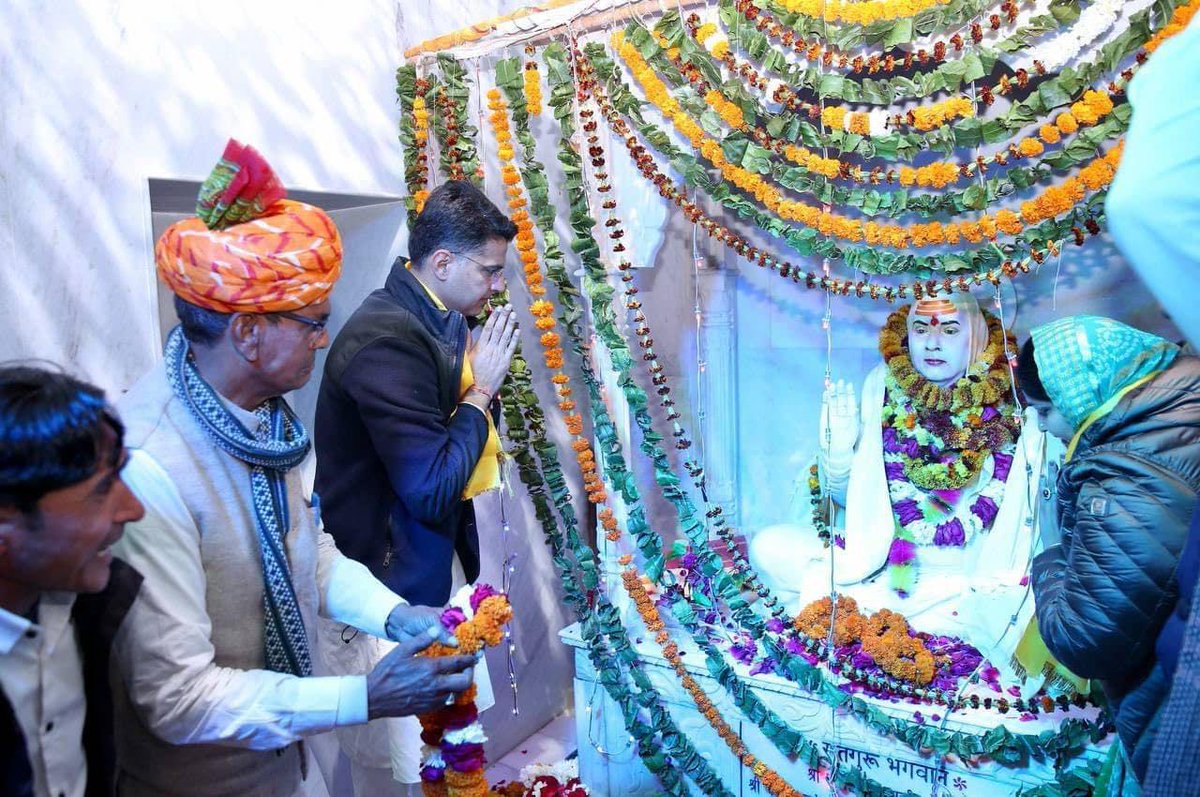 GhanshyamMahar_'s tweet photo. भेड़ोली ( बौली ) में स्वामी जय शिवानंद जी के निर्वाण दिवस कार्यक्रम में आदरणीय श्री @SachinPilot जी के साथ शिरकत कर आशीर्वाद लिया । https://t.co/zW3LWSrEXJ