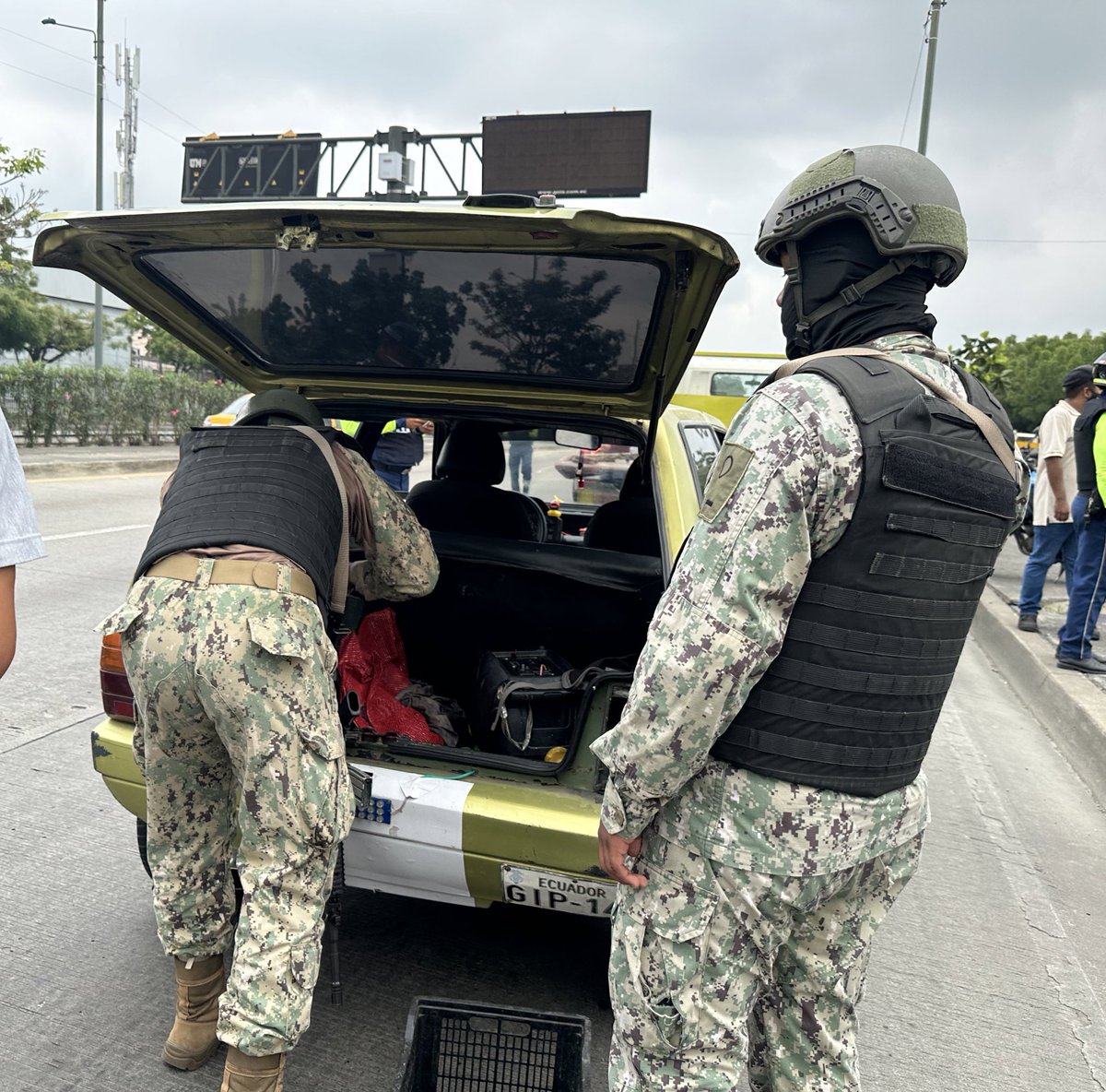 ATMGuayaquil's tweet photo. Vehículos retenidos por circular sin placas, durante el operativo que ejecuta la ATM @segura_ep y FFAA https://t.co/rjTtQ0kzO1