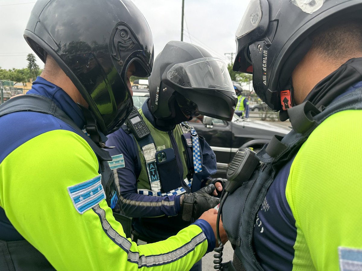 ATMGuayaquil's tweet photo. Vehículos retenidos por circular sin placas, durante el operativo que ejecuta la ATM @segura_ep y FFAA https://t.co/rjTtQ0kzO1