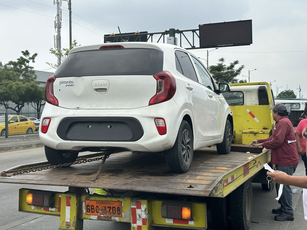 ATMGuayaquil's tweet photo. Vehículos retenidos por circular sin placas, durante el operativo que ejecuta la ATM @segura_ep y FFAA https://t.co/rjTtQ0kzO1