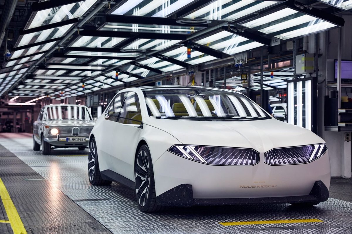 slcuervo's tweet photo. BMW ha anunciado que producirá exclusivamente coches eléctricos en su fábrica de Munich a partir de 2027 👏

Desde 2021 ya fabrican ahí el BMW i4 pero a día de hoy la mitad de la producción de esa fábrica sigue siendo térmica. A partir de 2027, serán solo 100% eléctricos. https://t.co/Z4nYRaxjin