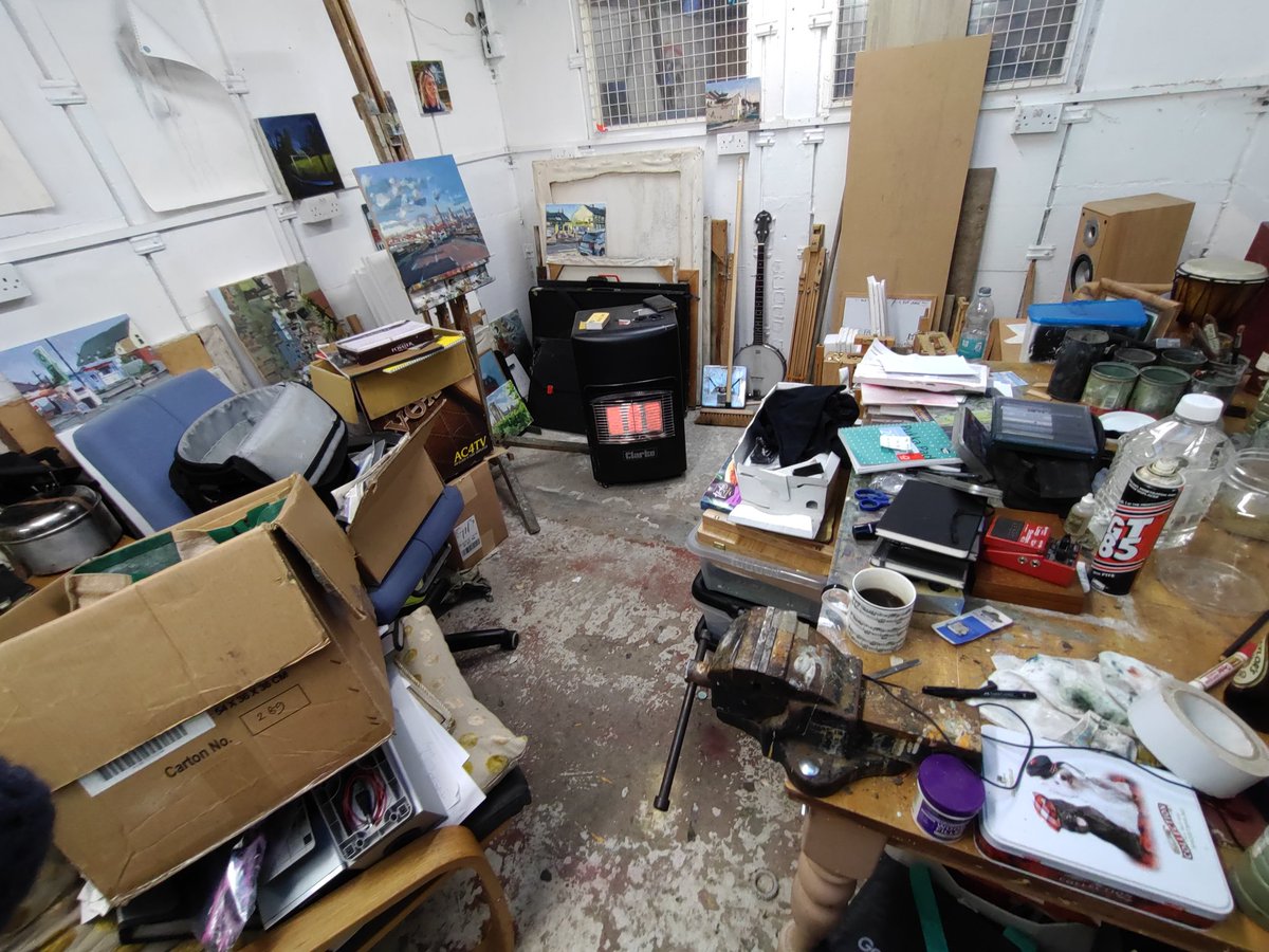 Chainsaw_McGinn's tweet image. Got a bit of a tidy up mission in this studio. At least I've got the heater on. Even the slowest progress is still progress. #studioartist #getthefingerout #crackon