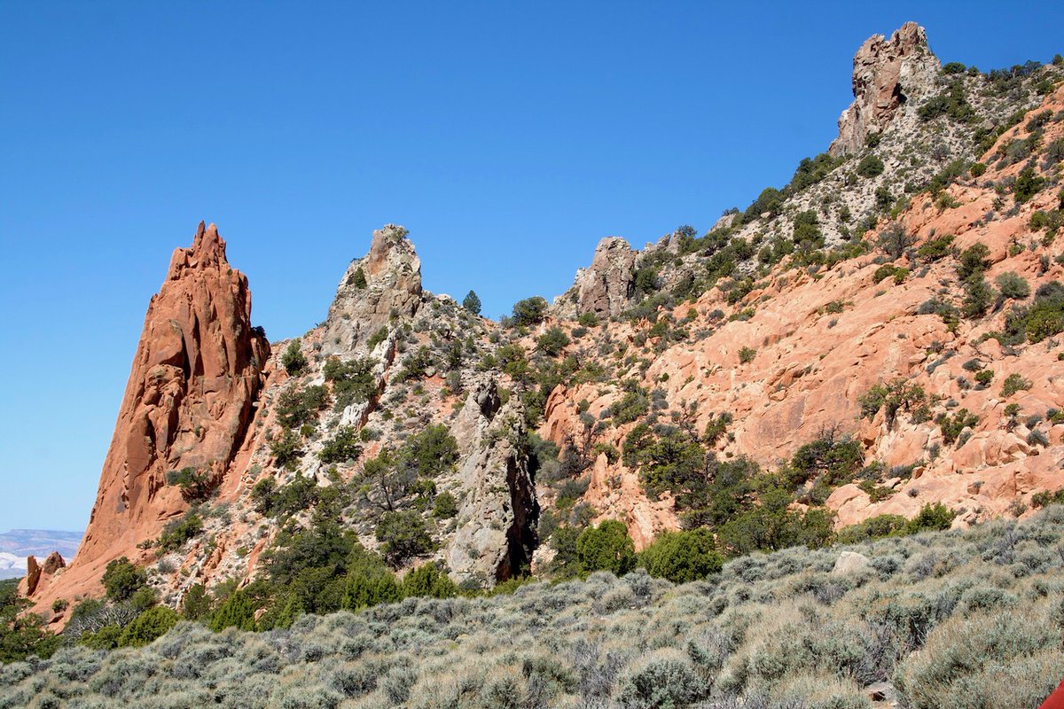 AZGeology's tweet photo. Mt. Hillers #Laccolith. 3 of 3. View to the west of the sheeted nature of the flanks of the Mt. Hillers laccolith. Note  interbedded red and dark layers that reveal sheet-like intrusions into less resistant layers. https://t.co/c4IJ4Lb2wj. https://t.co/rFOzrXw5IE