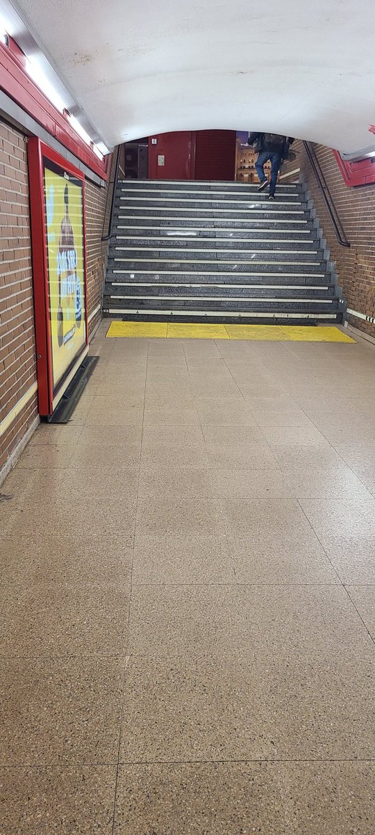 MLaspra's tweet photo. @metro_madrid ya se que lo del ascensor en Ventas se está "estudiando", pero mientras tanto, ¿una rampita para los carros por dentro de la estación? Porque mucha publicidad de Metro Accesible pero... https://t.co/WoHwDgDyqh