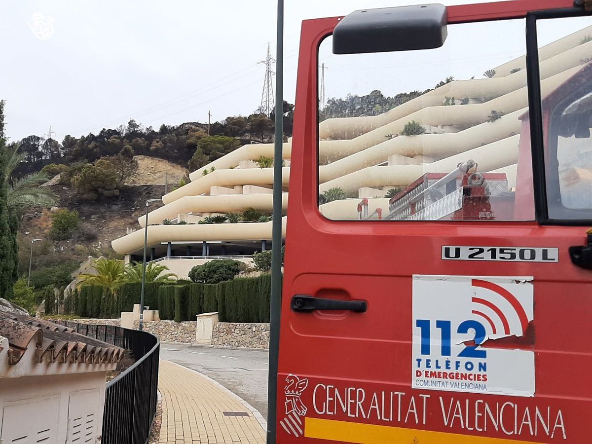GVAbforestals's tweet photo. 👨🚒Continuamos trabajando en el #IncendioAltea, esta mañana repasando la línea del perímetro en una zona especialmente complicada sin acceso para vehículos, y que presentaba dificultades incluso para transitarla a pie.
📸Unidad de Benimantell https://t.co/O4WIGNY5Pc