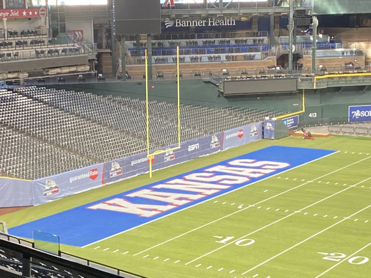 andyjshultz's tweet photo. Thank you @GuaranteedRate for your continued partnership and support as our title sponsor of the #GuaranteedRate @RateBowl played @ChaseField! @BowlSeason https://t.co/5eiWuYSh71