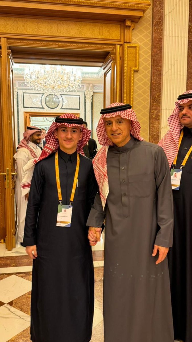 GoldenDose's tweet photo. رجل الأعمال محمود فجال يلتقط صورة تذكارية مع وزير الدولة للشؤون الخارجية عادل الجبير. https://t.co/D0xC7MMTMl