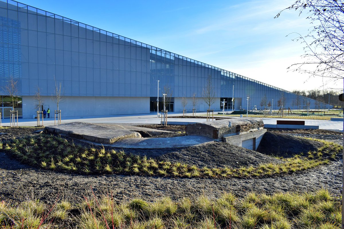 Schron z czasów II wojny światowej przeszedł zabiegi zabezpieczające i jest wkomponowany w teren zielony. Stoi w swoim oryginalnym miejscu - obok pasażu prowadzącego do głównego wejścia do Cogiteonu:
➡️cogiteon.pl/cogiteon/aktua…