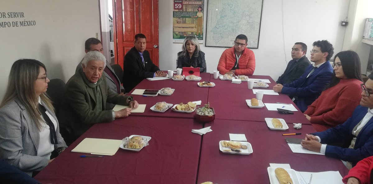 PAEdomex's tweet photo. El Procurador Agrario, Lic. Luis Rafael Hernández Palacios Mirón, dio posesión a la Lcda. Jovita Esmeralda Mendoza Vargas, como representante de la @PAgraria en @Edomex, quienes fueron acompañados del Mtro. Martín Careaga Olvera, Coordinador Gral. de Oficinas de Representación. https://t.co/G5aXtHyhRH