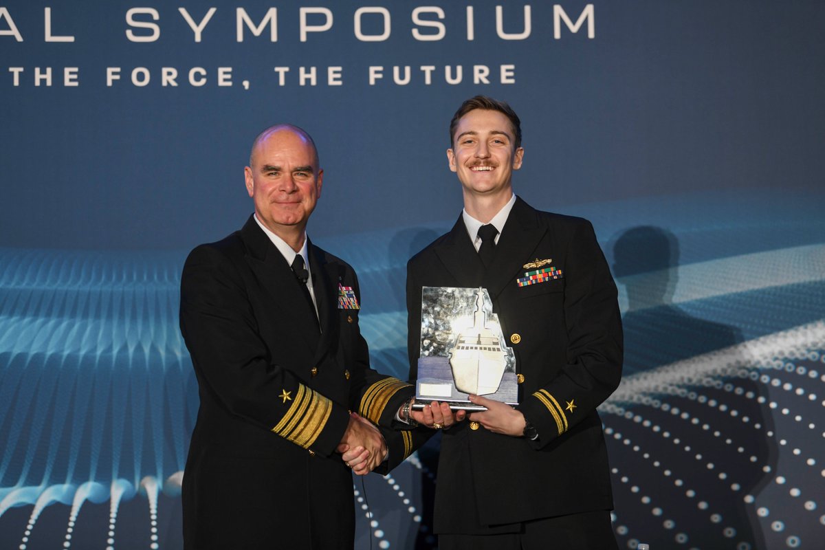 SurfaceWarriors's tweet photo. ๐ #SWOBoss presented the Surface Warfare Officer's of the Year and the Shiphandler's of the Year awards at the 36th annual Surface Navy Association National Symposium! https://t.co/tA2W1wv5e8