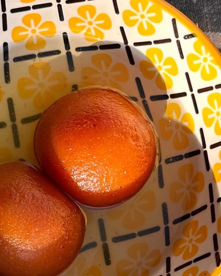 OfficialDars's tweet photo. As the winter chill sets in, warm up your soul with some Gulab Jamun - these cosy, syrup-soaked treats are like sweet hugs on a frosty day, melting away the cold with their delicious warmth!🧣

#WinterComforts #SweetWarmth #Gulabjamun #London #LondonEats #LondonLife https://t.co/5iNzBn3IWI