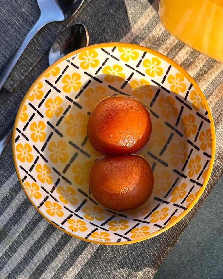 OfficialDars's tweet photo. As the winter chill sets in, warm up your soul with some Gulab Jamun - these cosy, syrup-soaked treats are like sweet hugs on a frosty day, melting away the cold with their delicious warmth!🧣

#WinterComforts #SweetWarmth #Gulabjamun #London #LondonEats #LondonLife https://t.co/5iNzBn3IWI