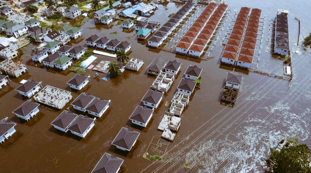 NKwady's tweet photo. Ces images montrent la vulnérabilité de Kinshasa aux effets du Changement climatique, à une Urbanisation non planifiée et à la mauvaise gestion des d��chets de la ville. 
Il est temps k l'état met en place un plan d'adaptation et d'atténuation pour protéger la population. https://t.co/cZdjdqrkcI