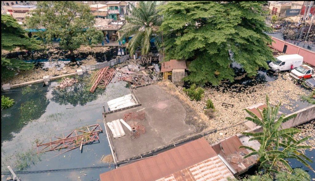 NKwady's tweet photo. Ces images montrent la vulnérabilité de Kinshasa aux effets du Changement climatique, à une Urbanisation non planifiée et à la mauvaise gestion des d��chets de la ville. 
Il est temps k l'état met en place un plan d'adaptation et d'atténuation pour protéger la population. https://t.co/cZdjdqrkcI