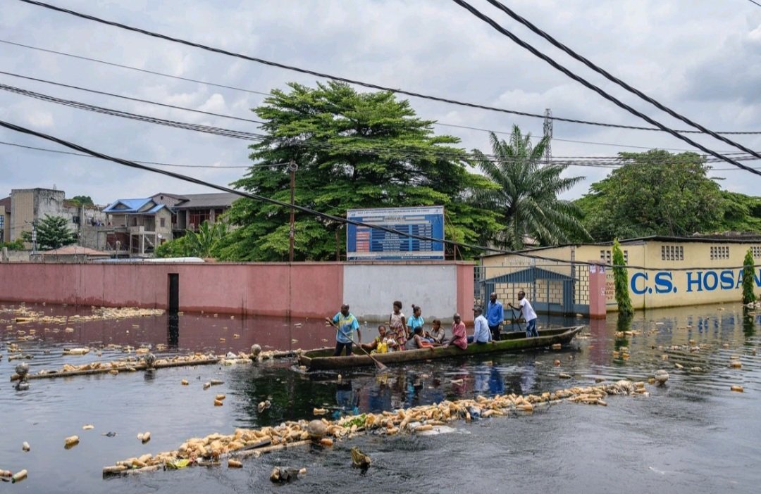 NKwady's tweet photo. Ces images montrent la vulnérabilité de Kinshasa aux effets du Changement climatique, à une Urbanisation non planifiée et à la mauvaise gestion des d��chets de la ville. 
Il est temps k l'état met en place un plan d'adaptation et d'atténuation pour protéger la population. https://t.co/cZdjdqrkcI