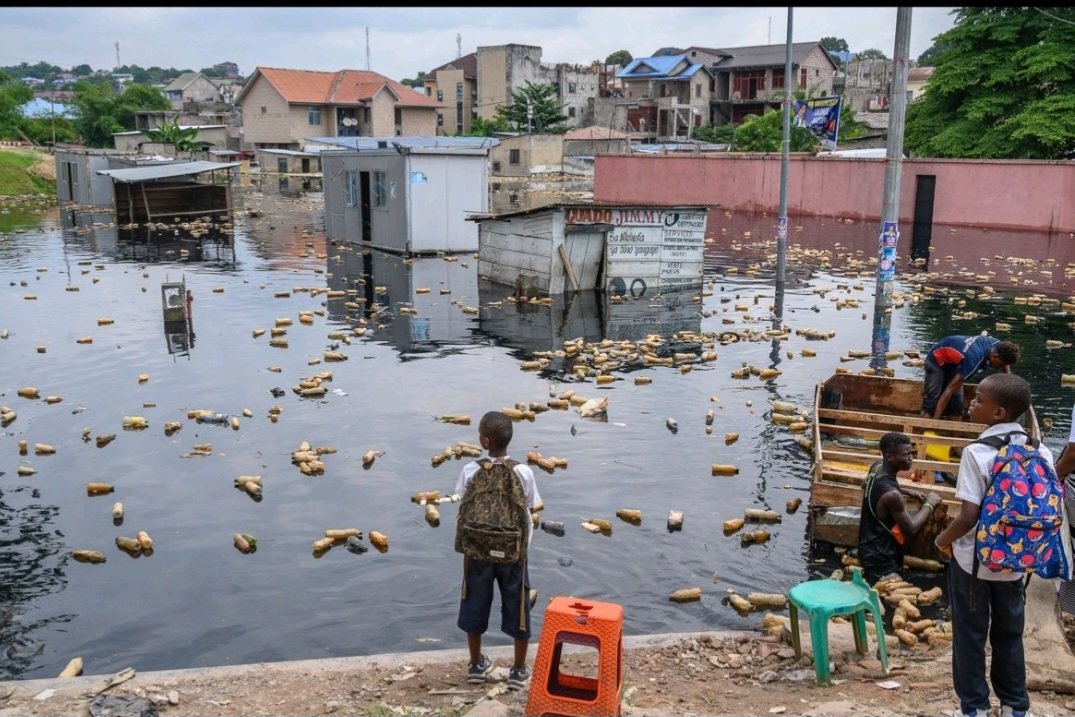 NKwady's tweet photo. Ces images montrent la vulnérabilité de Kinshasa aux effets du Changement climatique, à une Urbanisation non planifiée et à la mauvaise gestion des d��chets de la ville. 
Il est temps k l'état met en place un plan d'adaptation et d'atténuation pour protéger la population. https://t.co/cZdjdqrkcI