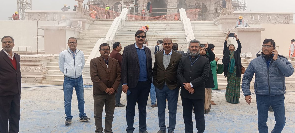 DDUttarPradesh's tweet photo. 22 जनवरी को अयोध्या में होने वाले श्रीराम मंदिर के प्राण प्रतिष्ठा समारोह के सजीव प्रसारण की तैयारियों हेतु @MIB_India के सचिव श्री अपूर्व चंद्रा और प्रसार भारती के सीईओ श्री गौरव द्विवेदी ने दूरदर्शन/आकाशवाणी/पीआईबी के उच्च अधिकारियों के साथ तैयारियों का जायजा लिया। https://t.co/pzhUUqRHWK