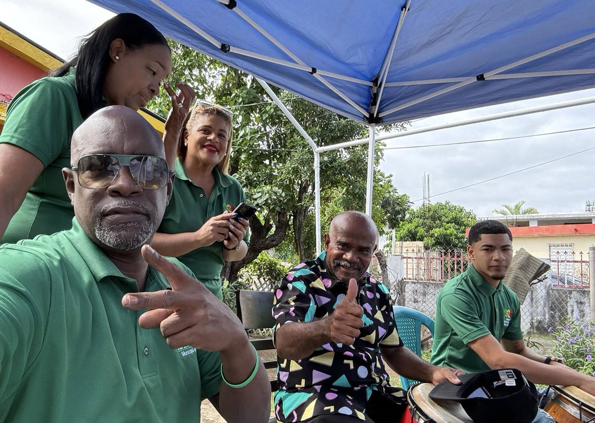 JuliaLoiza's tweet photo. Hoy en Loíza recibimos a @tele11PR para un reportaje especial sobre la historia de la bomba, ya que las Fiestas de la Calle San Sebastián se le dedican a nuestro baile folklórico que es orgullo de todo Puerto Rico. #LoizaFlorece https://t.co/uPF8mxQ2Dt