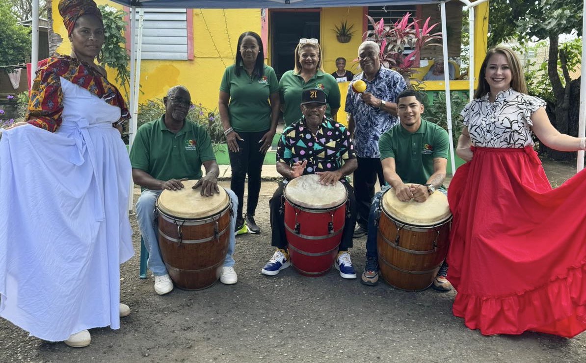 JuliaLoiza's tweet photo. Hoy en Loíza recibimos a @tele11PR para un reportaje especial sobre la historia de la bomba, ya que las Fiestas de la Calle San Sebastián se le dedican a nuestro baile folklórico que es orgullo de todo Puerto Rico. #LoizaFlorece https://t.co/uPF8mxQ2Dt