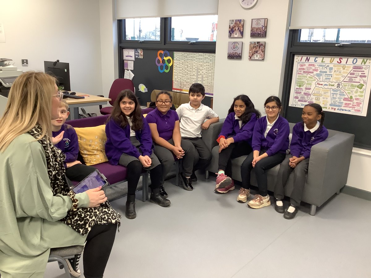 Hackwood‘s reading ambassadors meeting. 
They have been discussing upcoming events, their favourite books and also <a href="/miss_morley22/">Miss Morley</a> top reads. #harmonypledge #beanexpertlearner #readingforpleasure <a href="/MrMiahHPA/">Mr Miah</a>