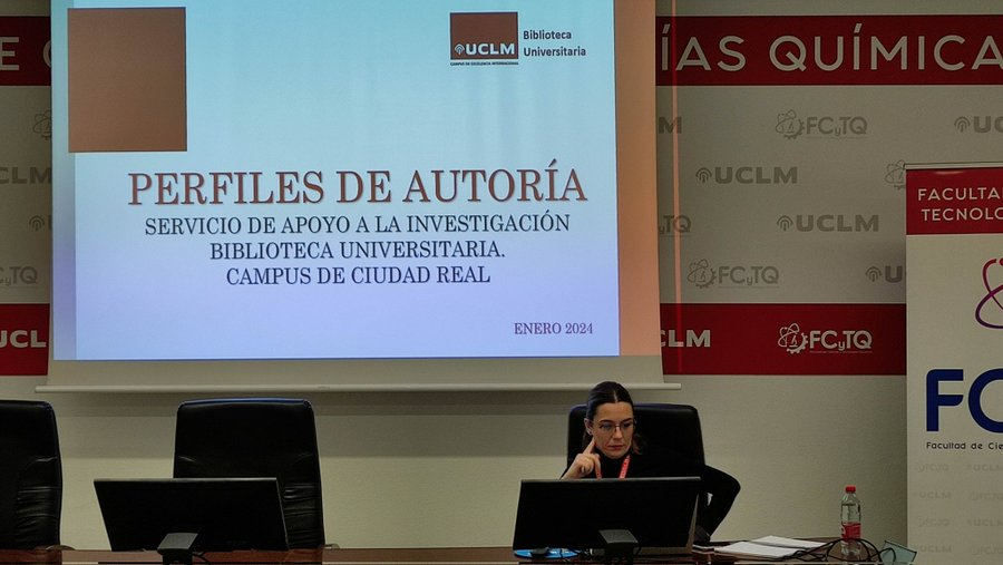 Biblioteca UCLM (@bibliotecauclm) on Twitter photo Nuestra compañera <a href="/RosapiQ/">Rosario Pizarro</a> María Rosario Pizarro, del Servicio de apoyo a la investigación de <a href="/BibliotecaUCLM/">Biblioteca UCLM</a> en una clase de formación.
Además de buscar, gestionar y prestar información y libros de todo tipo también orientamos... Nuestra compañera <a href="/RosapiQ/">Rosario Pizarro</a> María Rosario Pizarro, del Servicio de apoyo a la investigación de <a href="/BibliotecaUCLM/">Biblioteca UCLM</a> en una clase de formación.
Además de buscar, gestionar y prestar información y libros de todo tipo también orientamos...