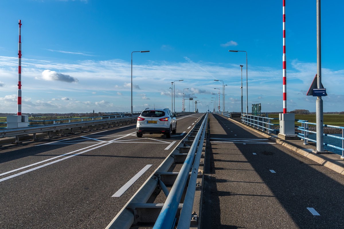 RWS_ZD's tweet photo. ๐งVan 15 januari tot en met 17 maart is de Postbrug (#N670) afgesloten voor groot onderhoud aan de bewegingswerken. Wegverkeer wordt daarom omgeleid. Tijdens de stremming is er tussen Yerseke en Goes gratis busvervoer. ๐ Meer info en omleidingsroutes: https://t.co/xaQI7RQmL5 https://t.co/ojO59tW9OI