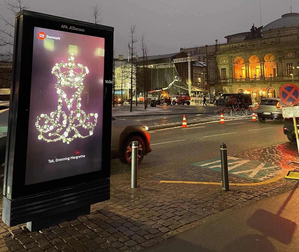 🇩🇰 THANK YOU, QUEEN MARGRETHE
— “Tak, Dronning Margrethe”

👑 These posters are all over Copenhagen. Her monogram M/crown is filled with daisies (her nickname is Daisy, referring to the French name of this daisy flower, Marguerite, sounding like Margrethe).

📸 <a href="/Morten_Kaiser/">Morten Kaiser</a>
