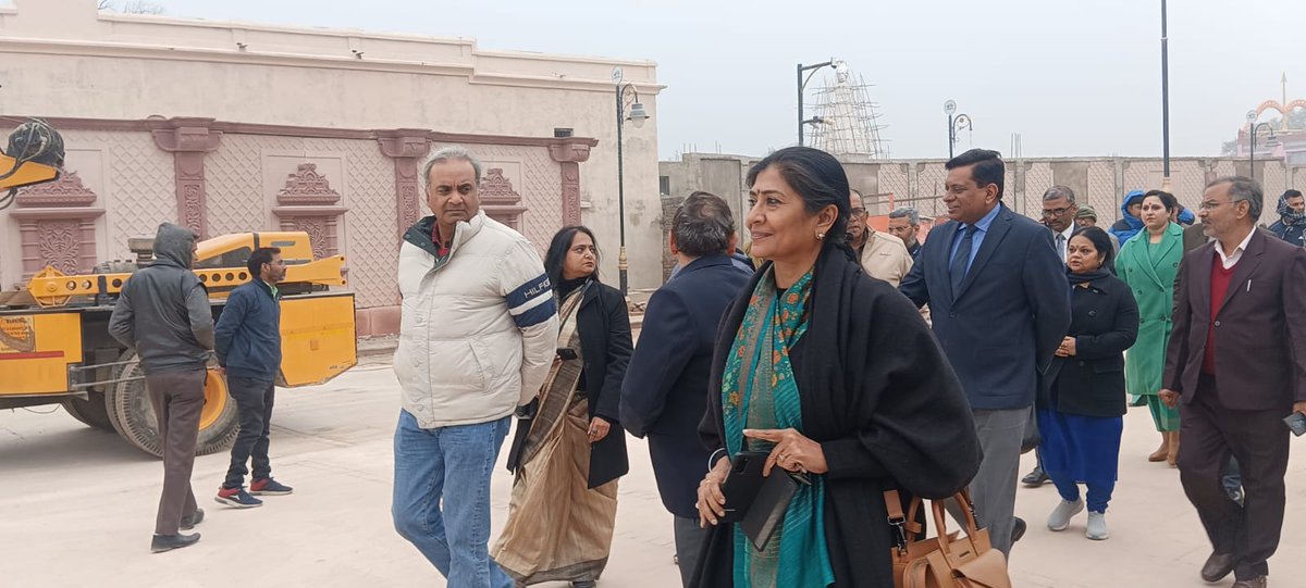DDUttarPradesh's tweet photo. 22 जनवरी को अयोध्या में होने वाले श्रीराम मंदिर के प्राण प्रतिष्ठा समारोह के सजीव प्रसारण की तैयारियों हेतु @MIB_India के सचिव श्री अपूर्व चंद्रा और प्रसार भारती के सीईओ श्री गौरव द्विवेदी ने दूरदर्शन/आकाशवाणी/पीआईबी के उच्च अधिकारियों के साथ तैयारियों का जायजा लिया। https://t.co/pzhUUqRHWK