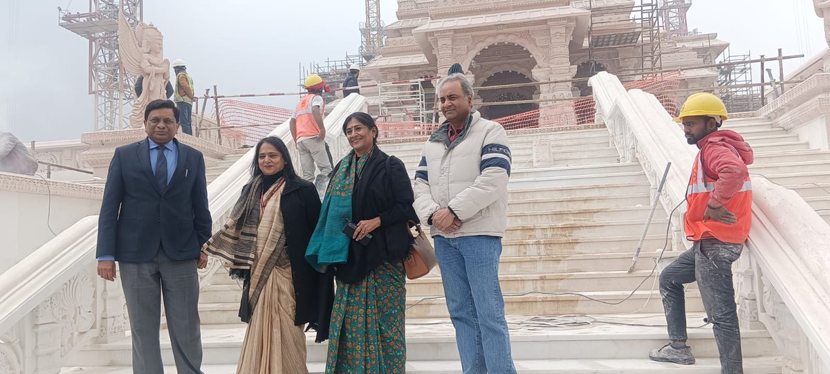 DDUttarPradesh's tweet photo. 22 जनवरी को अयोध्या में होने वाले श्रीराम मंदिर के प्राण प्रतिष्ठा समारोह के सजीव प्रसारण की तैयारियों हेतु @MIB_India के सचिव श्री अपूर्व चंद्रा और प्रसार भारती के सीईओ श्री गौरव द्विवेदी ने दूरदर्शन/आकाशवाणी/पीआईबी के उच्च अधिकारियों के साथ तैयारियों का जायजा लिया। https://t.co/pzhUUqRHWK