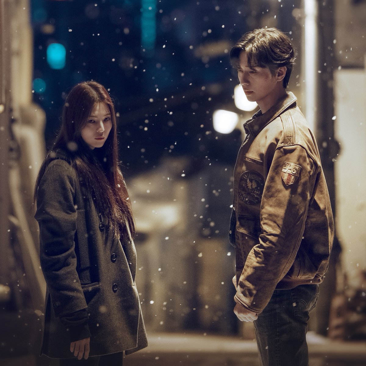 Diretor Jung Dong Yoon: “Pretendo criar um drama moderno com 7 episódios na nova temporada e retratar o que mudou e o que não mudou em 2024 com uma narrativa acelerada”

ALERTA SPOILERS DE #GyeongseongCreaturePart2!

O diretor Jung Dong Yoon compartilhou detalhes sobre a segunda