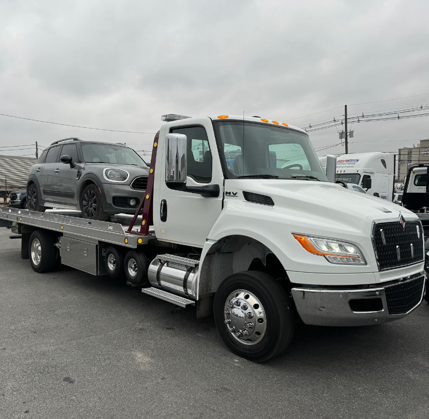 Brand new International on a 21’ Chevron 12 Series LCG carrier for Mountain View Auto.    
#builtbyjimpowers #elizabethtruckcenter #millerindustries #therealdeal #etctowsales