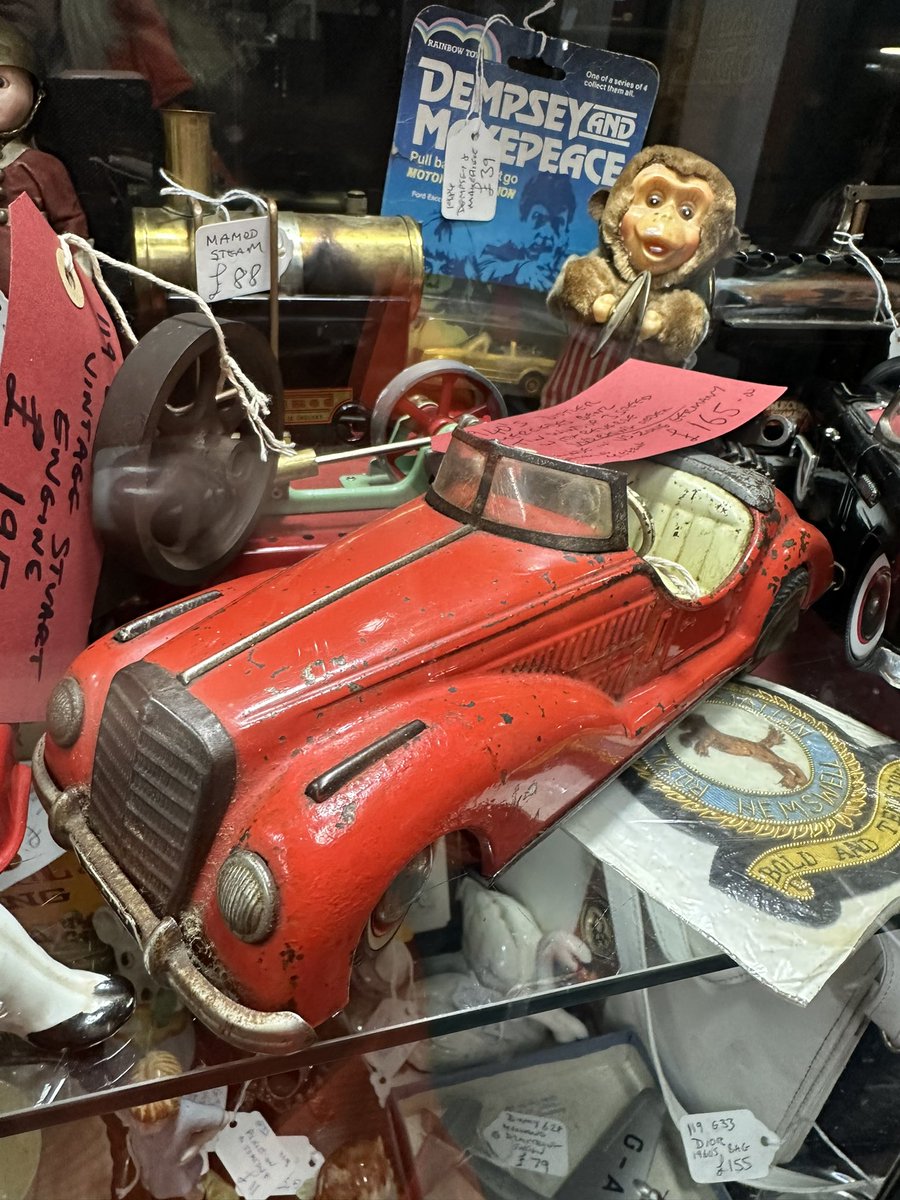 astraantiques's tweet photo. German 1940’s Distler Mercedes Benz tin wind up car with three speed and reverse. #german #germantincar #windupcar #distler #mercedesbenz #40scar #astraantiquescentre #hemswell #lincolnshire https://t.co/QvU0D2HYrC