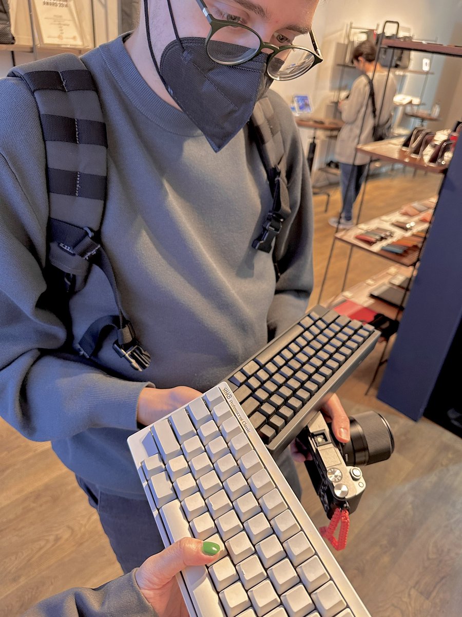thereseadoremos's tweet photo. why did I not buy this hhkb even if i was just gonna display it 😭 still feeling the fomo https://t.co/vBDII8SV8v