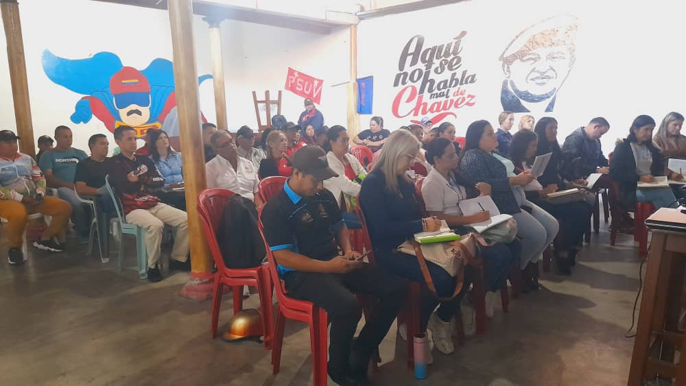 Alejandro_psuv2's tweet photo. Realizamos el primer directorio del año! Donde evaluamos los planes y proyectos de Boconó a corto, media y largo plazo! Seguimos sin descanso trabajando por un Boconó Bonito! https://t.co/1vq0NBry1L